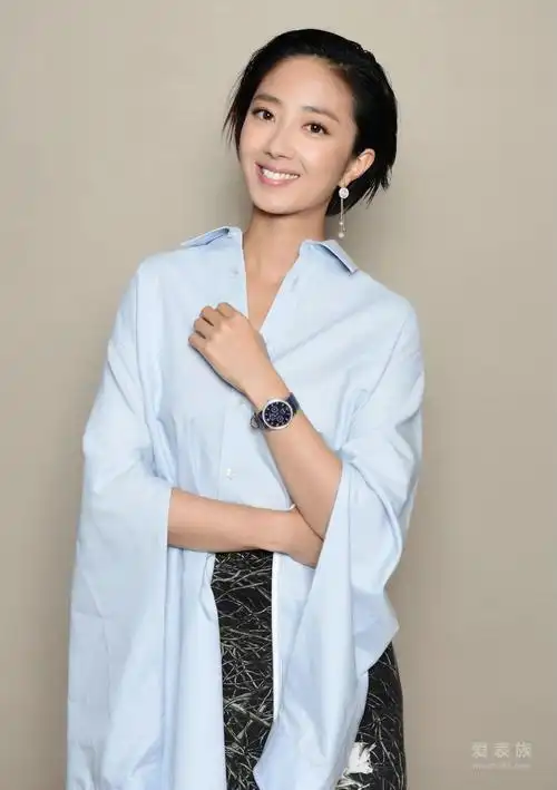 万宝龙品牌大使桂纶镁佩戴万宝龙腕表及珠宝亮相巨额来电定档发布会