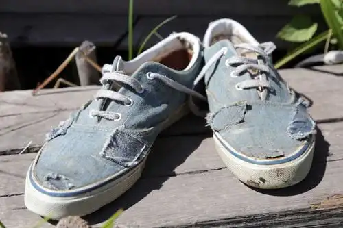 木板上的牛仔布鞋