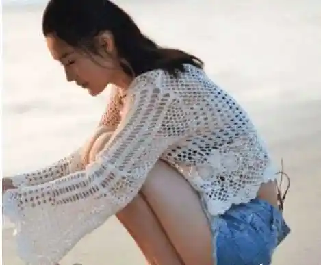 李沁的身材有多撩?看她蹲在沙滩上的样子,这谁顶得住啊?