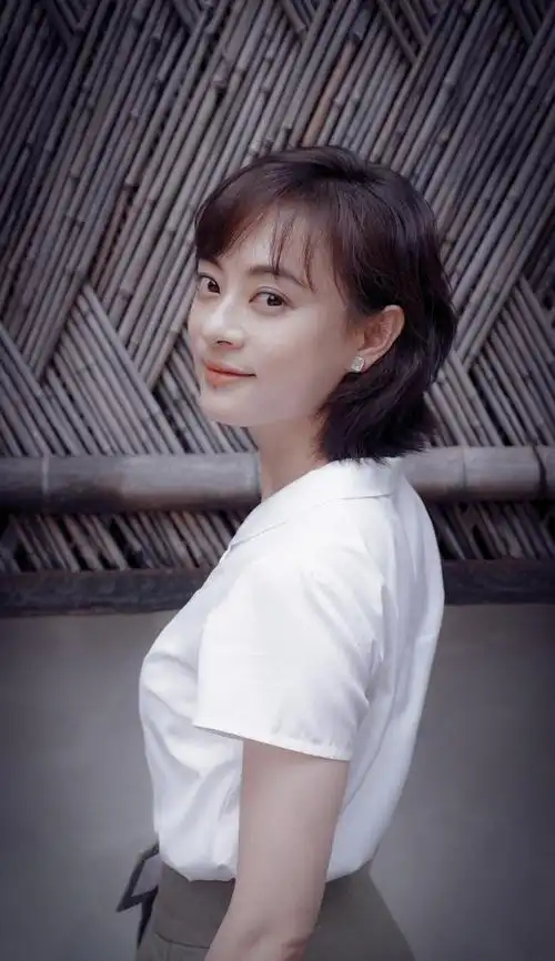 太可惜,孙俪又剪短发!穿露肩裙现身白玉兰,新发型好乖巧