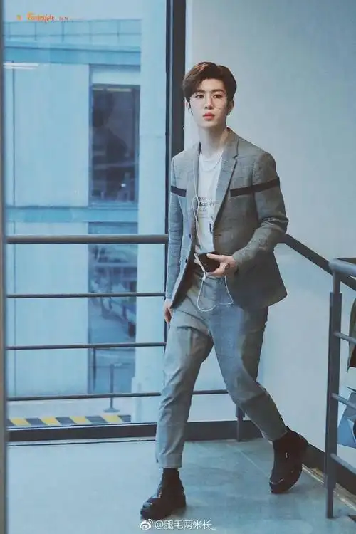 范丞丞亲娃娃!这浑身总裁范真的是只有18岁的少年么_新浪看点