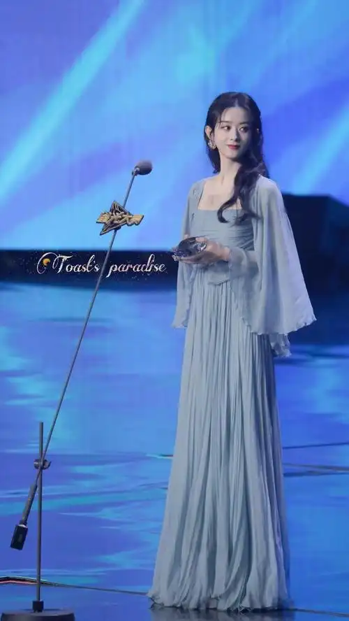 赵丽颖越来越美了,穿蓝色纱裙秀纤细身材,一点不