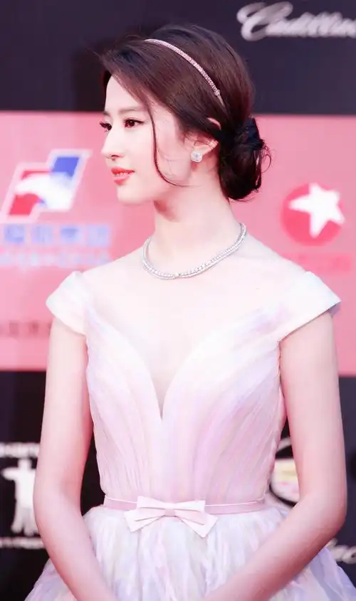 刘亦菲有哪些让人惊艳的红毯礼服造型