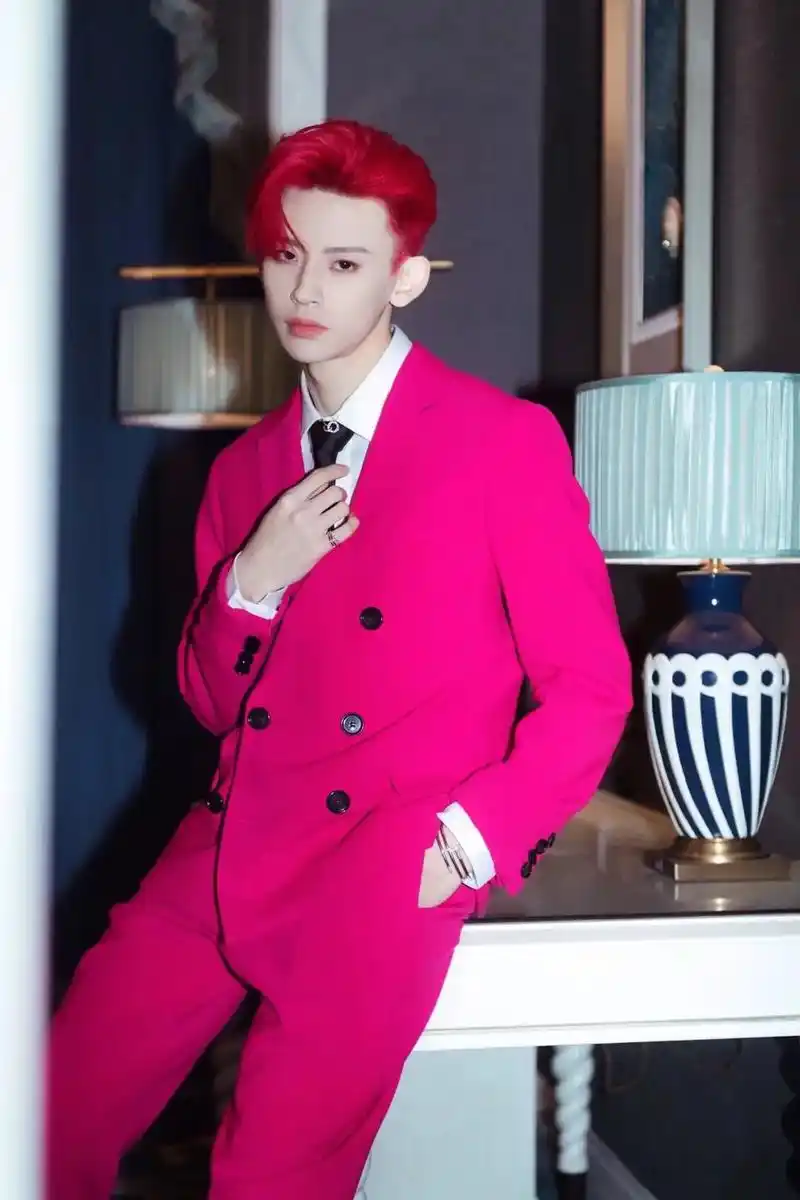 王总 谈恋爱吗#小鬼王琳凯 #眼神杀 #西装杀 #红色头发太 - 抖音