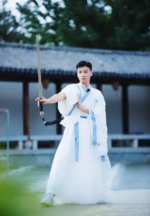 张晋《披荆斩棘的哥哥》初舞台《倩女幽魂》的古装造型还挺别出心裁的