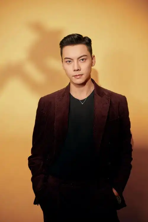 陈伟霆央视#春晚#look释出,灯芯绒西装搭配coco crush和j12,非遗龙