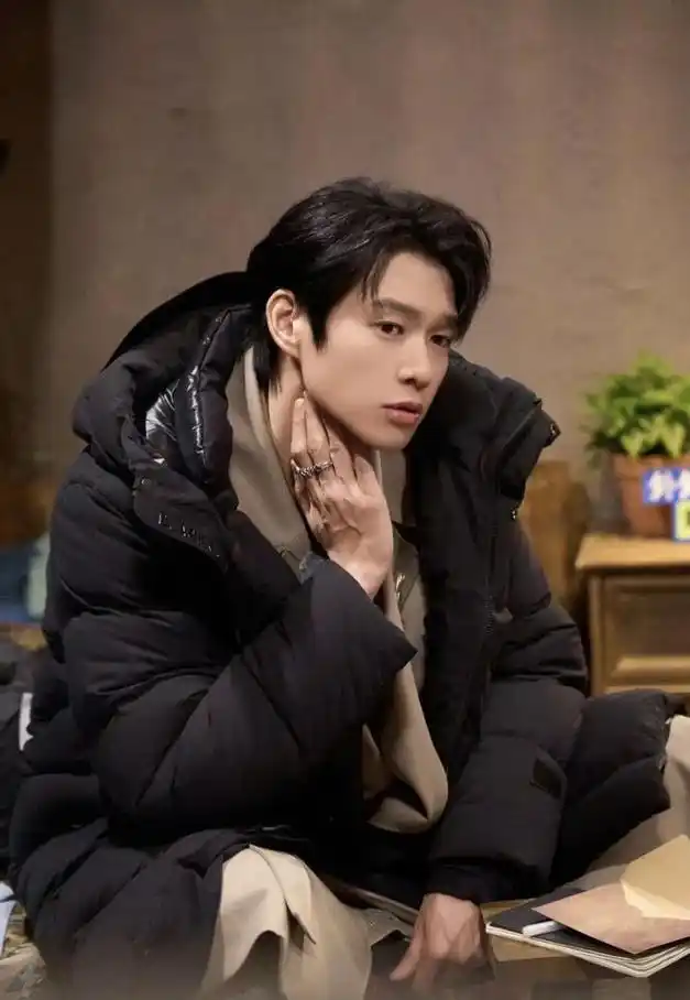 中划了一个月的船,黑得像一块碳;他甚至还印了海量的个人资料,去北京