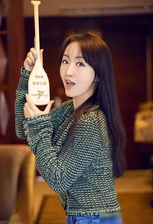 杨钰莹爱说四字成语获奖在浪姐2中精致迷人小香风外套优雅