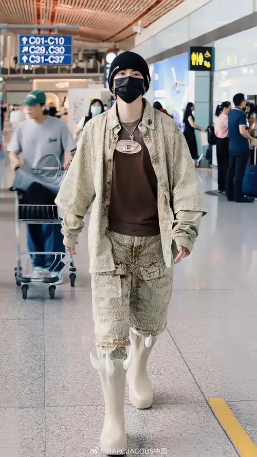 歌手@小鬼-王琳凯演绎the heaven x marc jacobs friendship项链,衬托