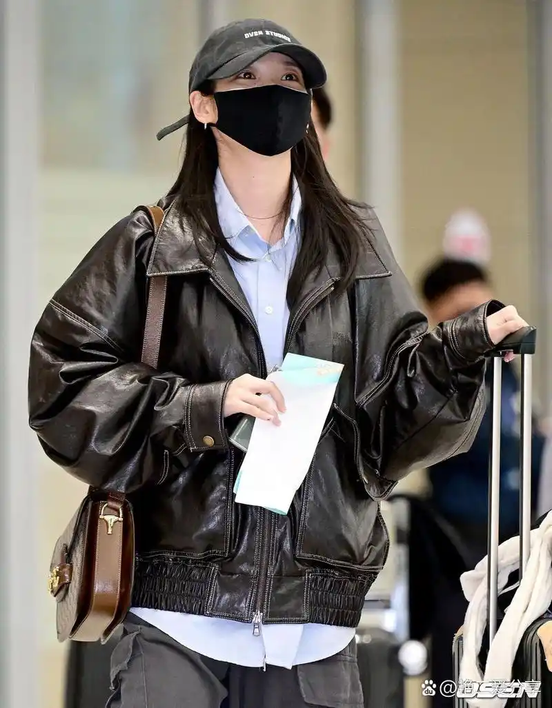 iu李知恩回国机场穿搭,百元棒球帽平价百搭 iu李知恩结束米兰看秀行程