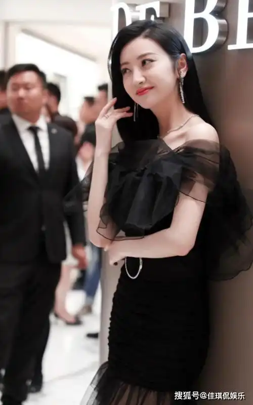 原创分手后的景甜焕然一新以整容式变美穿上无痕衣竟不见一丝赘肉