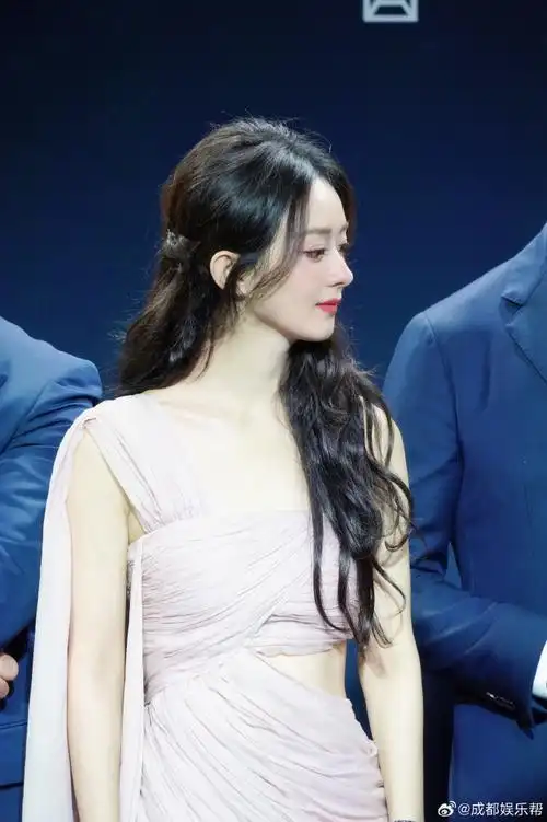 赵丽颖现身成都#赵丽颖成都活动照片一组,最是那一低头的浅笑最迷人.