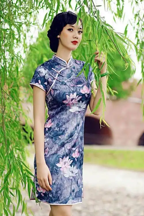 雨后荷塘青丝旗袍美人美江南(6)_美女图片 www.mm131.com