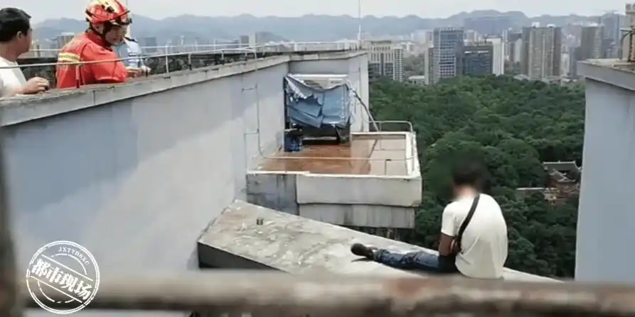 男子坐在32楼楼顶要往下跳,民警消防合力救援_人员