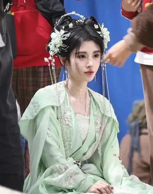 通过一部又一部古装剧,鞠婧祎成功打下了属于她的江山——半永久妆容