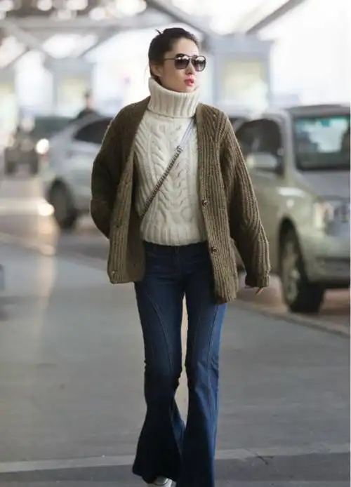 刘敏涛在机场真会穿高领毛衣配牛仔喇叭裤马尾辫减龄又洋气