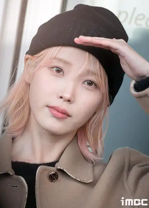 iu新造型曝光!机场照公开粉金色头发超级仙,亲口认:回归快来了