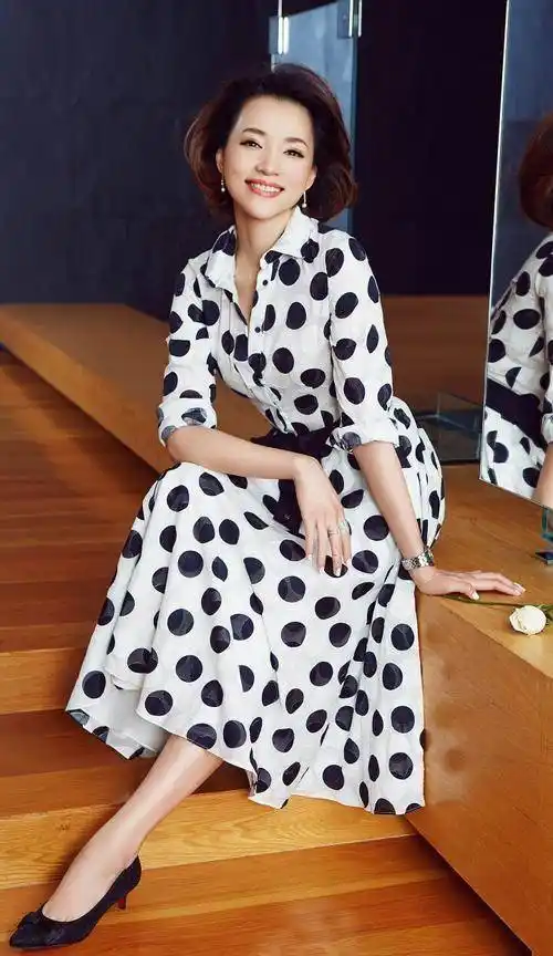 董卿波点式的裙装复古优雅,坐姿仪态端庄的她穿上这套裙装有一种