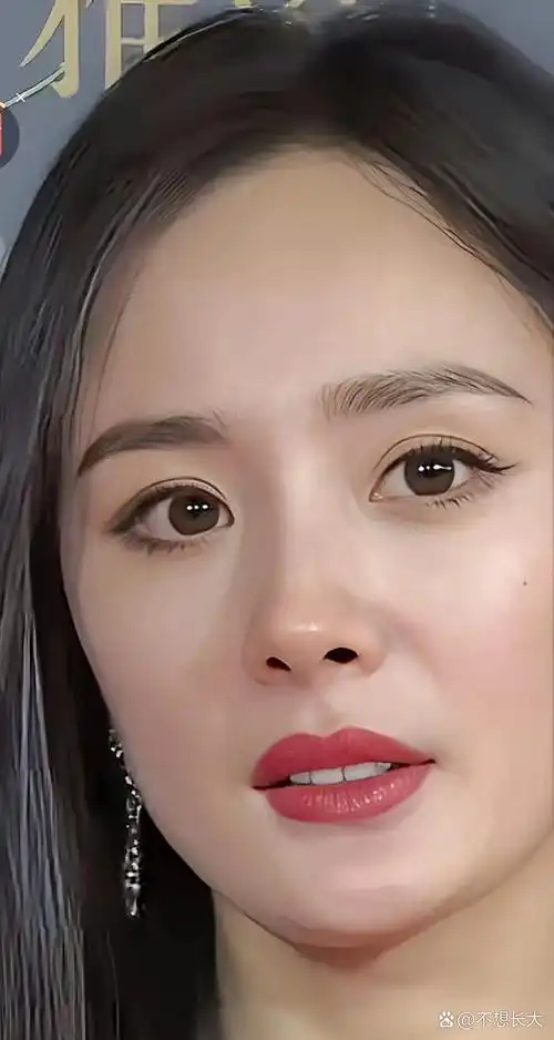 最喜爱杨幂了,眼睛好看,鼻子也好看,微微上翘的下巴更是好看