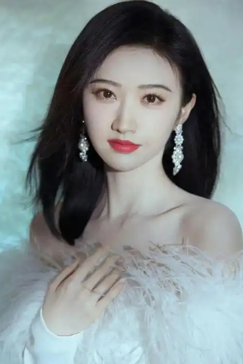 强调减龄效果,但却会让景甜的上庭额头更短,从而显得鼻子更长