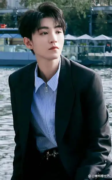 迪丽热巴王俊凯高调同框,王俊凯略显拘谨疑社恐,热巴美颜赢太多