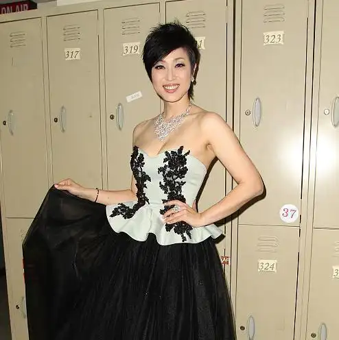 港姐陈法蓉厉害了这么紧的礼服都能穿进去这一波秀我服