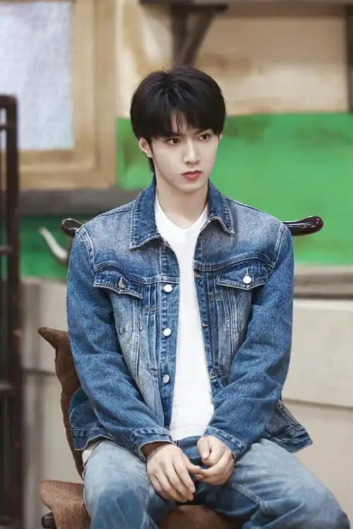 刘耀文萌探牛仔衣造型