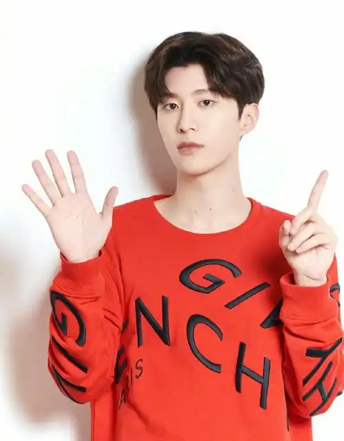 范丞丞红色西装造型