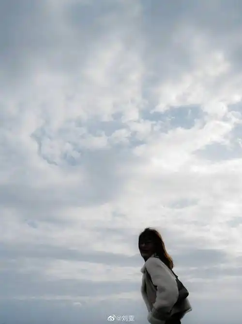 超模刘雯疯起来了在海边吹风玩泡泡每一张都是大长腿
