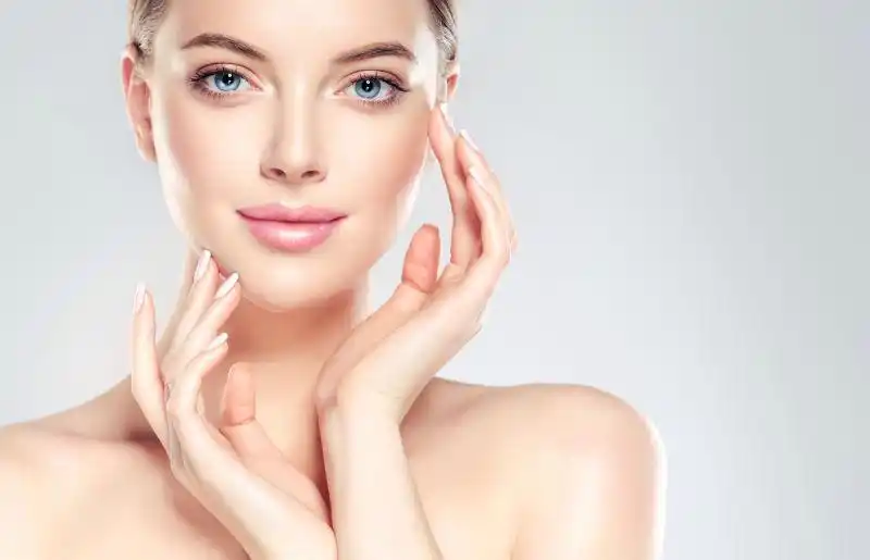 皮肤细腻的年轻女子