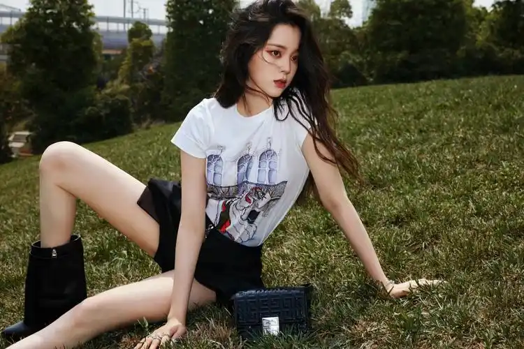 欧阳娜娜好会打扮,t恤配短裤就能穿出性感风,卷发浓妆好养眼