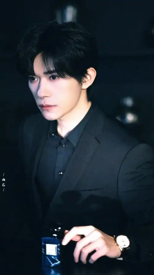 易烊千玺黑西装写真##易烊千玺和郭富城女儿打招呼