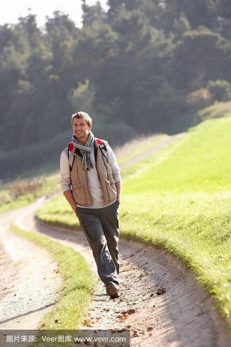 在公园里散步的年轻人