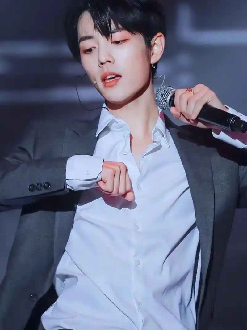 翻到我2019年时候存的肖战神图嘿嘿太帅啦 好几万张照片翻了好久之前