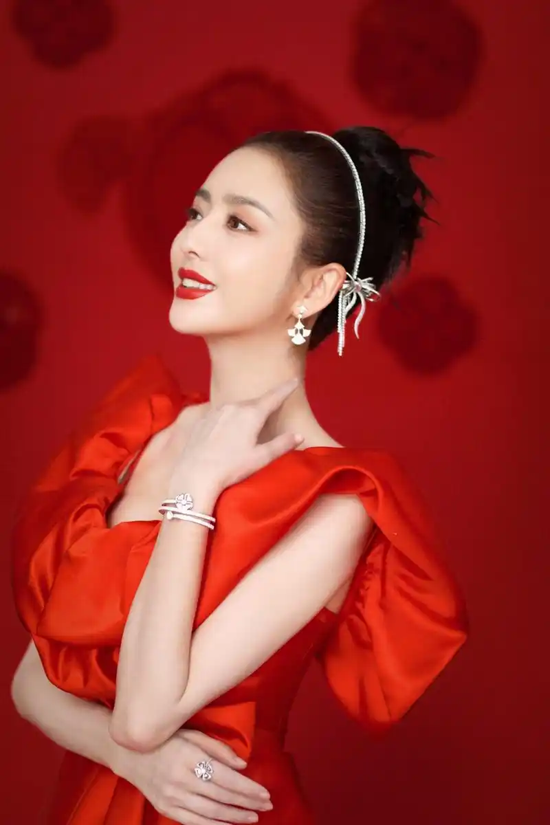 佟丽娅身着红色长裙优雅大气