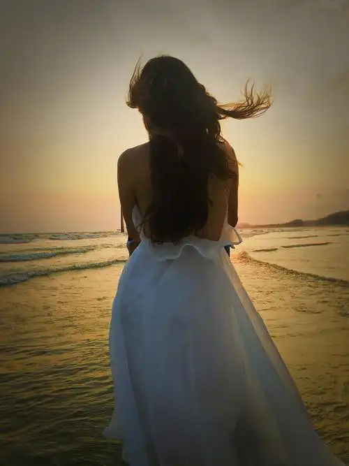 夕阳下的长发背影