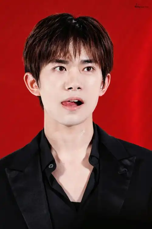 #易烊千玺十稔终章皆成序##易烊千玺怎么这样#