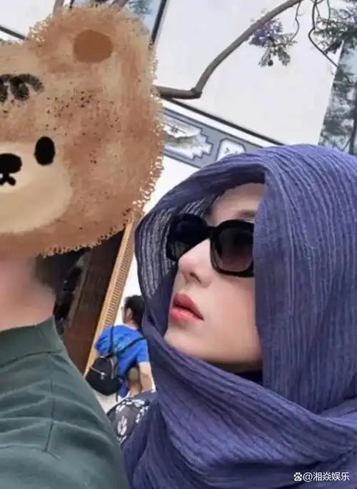 张馨予夫妇骑电车逛云南,摄影,保镖齐上阵,何捷被赞男友力爆棚