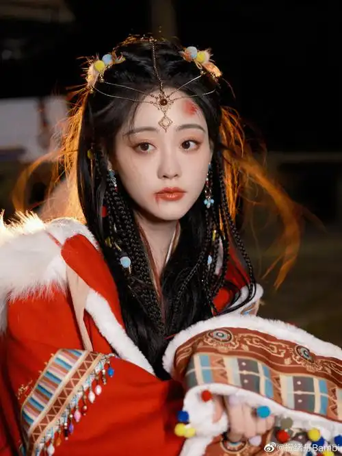 所谓伊人在水一方祝绪丹红衣造型从画中走出的明媚少女