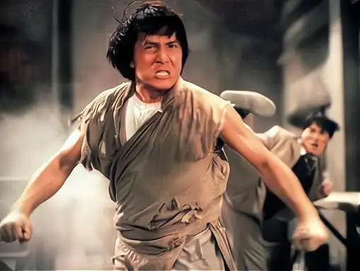 成龙走路一瘸一拐需要2人搀扶好在与妻子感情稳定