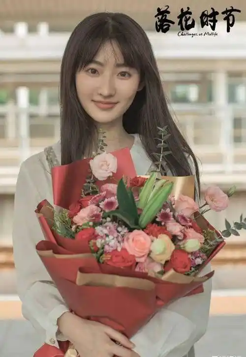 所以现在她是中戏18级的学生,她和易烊千玺,罗一舟,胡先煦,李兰迪是