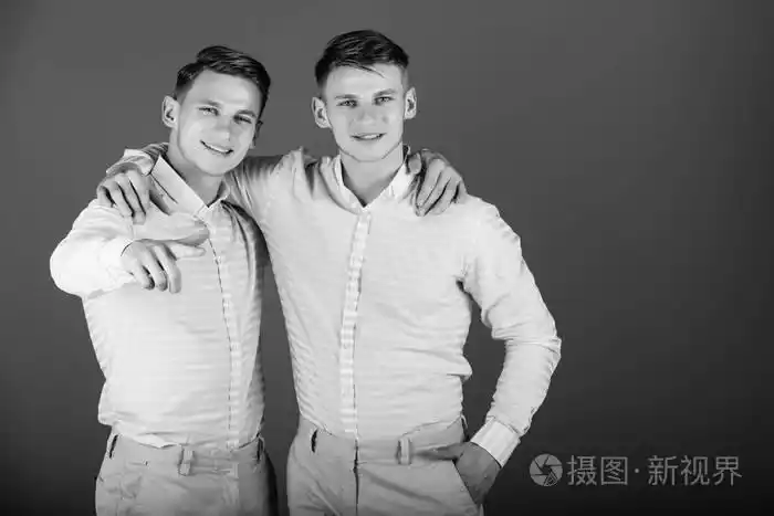 微笑和手指的两个兄弟