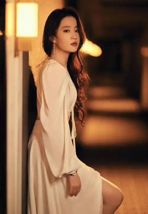 刘亦菲太有"宠儿气质",一袭挂脖连衣裙高调亮相,又惊艳了红毯_时尚_的