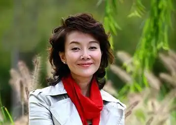 p>上海电视台纪实频道主持人1990年开始从事主持工作.