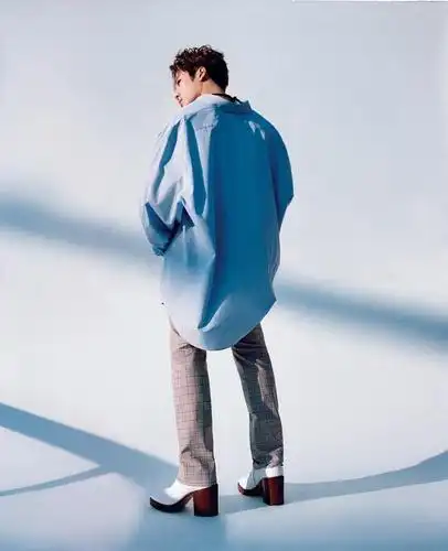 王嘉尔拍复古大片 脚踩10厘米粗跟鞋