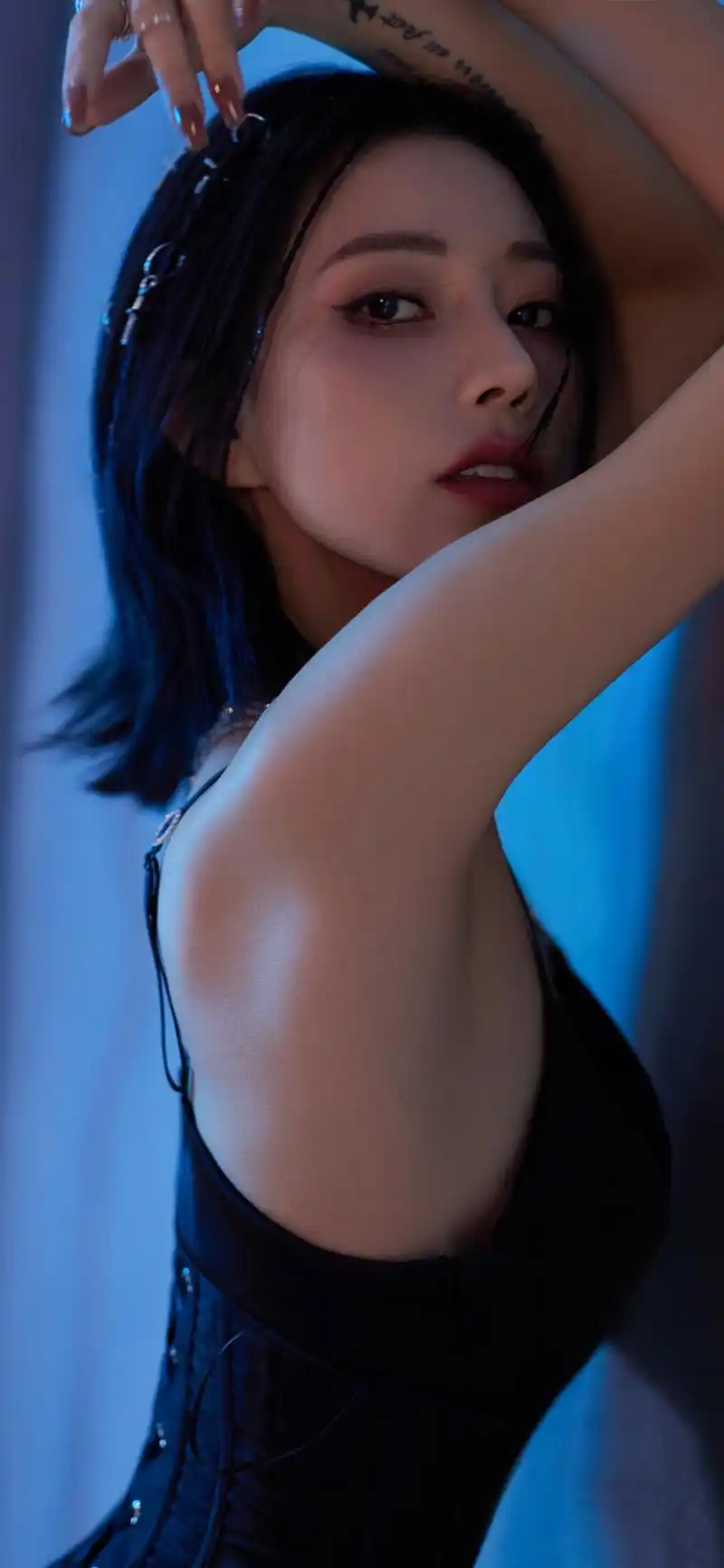 超清美女手机壁纸:极致身材美少女,黑丝长裙高跟鞋