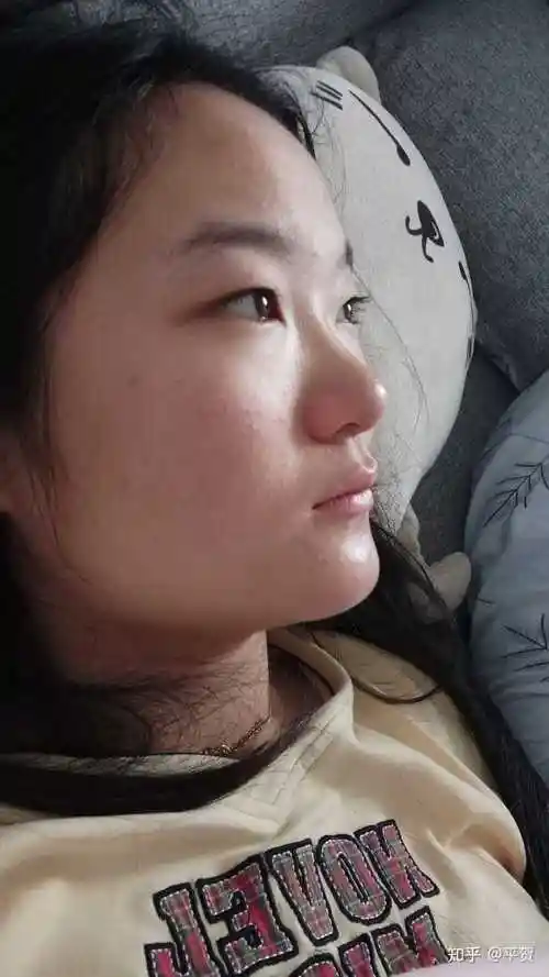 有文化(哈哈哈哈哈哈哈),另一方面眼镜真的能盖住我没有鼻梁的缺陷