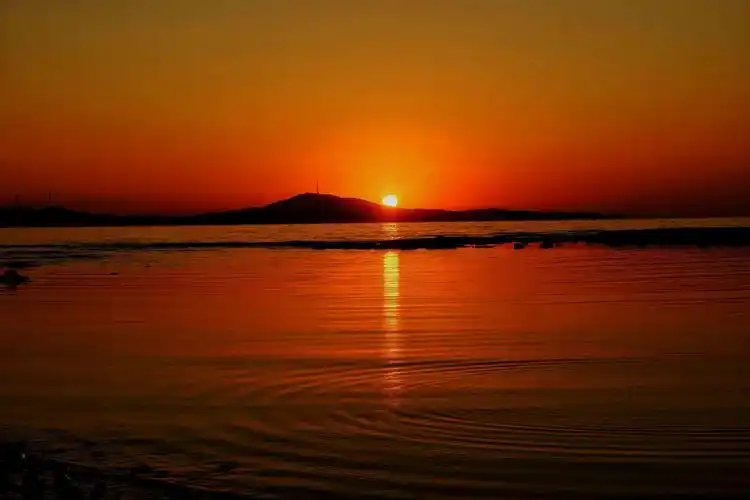 夕阳从指缝中穿堂而过,黄昏的夕阳,洒落一地的挽留,夕阳无限好,最美