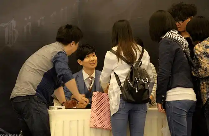 终于在东郊记忆见到了林俊杰真人,至今回想起来,她也会感叹:"在东郊