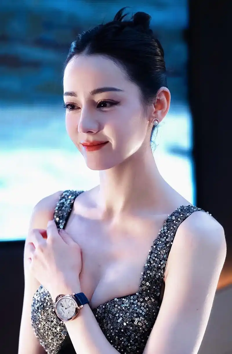 迪丽热巴穿黑色镶钻低胸礼服的照片,她在多个公开场合都曾穿着类似